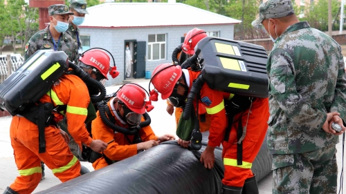 ͼΪ���Ȼ�������ս�����ϰװ�þֲ�͸������ӷ�Ͳ